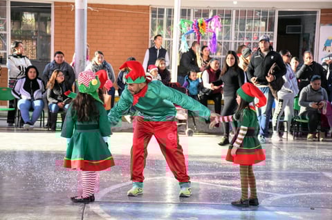 Caracterizado y feliz participó en el festival de su escuela 
