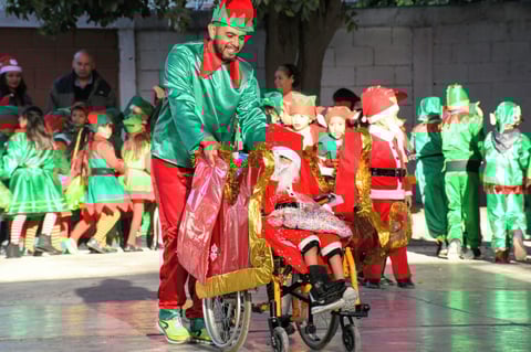 Caracterizado y feliz participó en el festival de su escuela 