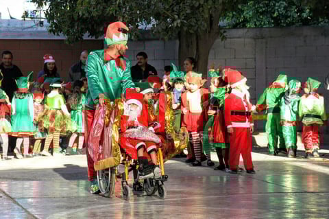 Caracterizado y feliz participó en el festival de su escuela 