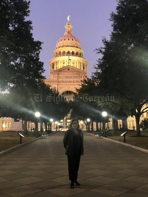 18122019 VIAJERA.  Sara Julia Correa, en el Capitolio de Austin, Tx.
