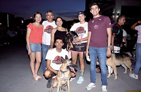 18122019 MUY CONTENTOS.  Familia Sánchez y sus mascotas, Layla y Beka.
