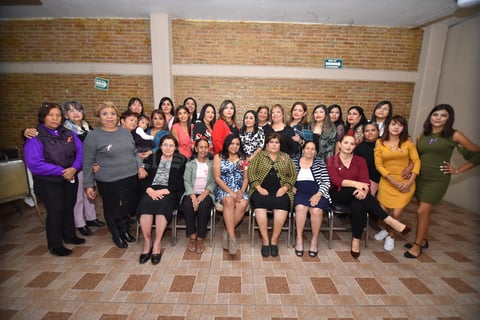 18122019 A UN PASO DEL ALTAR.  Brenda Puentes disfrutó de la compañía de sus amigas cercanas y familiares el día de su despedida de soltera.