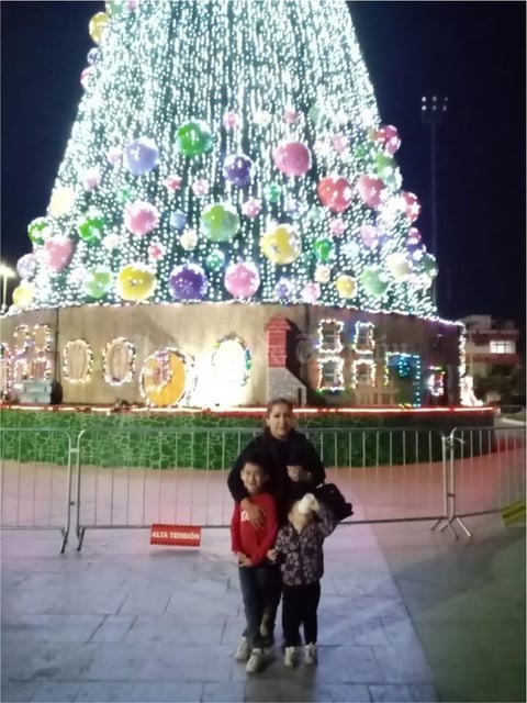 19122019 Alejandra con sus pequeños Paquito y Victoria.