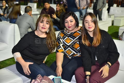 20122019 ENTRE AMIGAS.  Claudia, Emma y Camila.