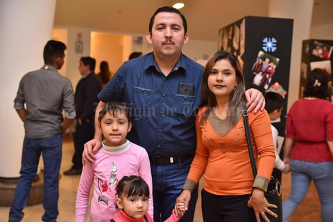 21122019 SE PREPARAN PARA LA NAVIDAD.  Leslie, Roberto y Preseida.