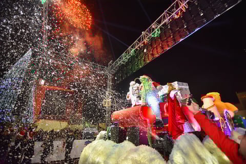 Botargas de personajes animados acompañaron a Santa Claus durante el recorrido 