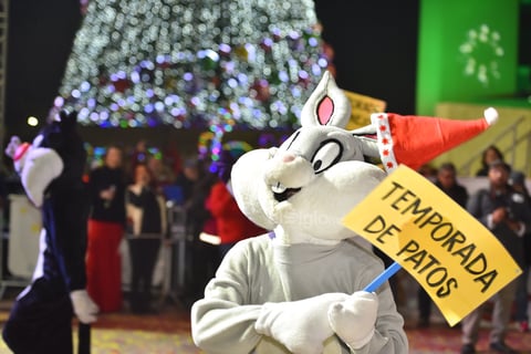 Botargas de personajes animados acompañaron a Santa Claus durante el recorrido 
