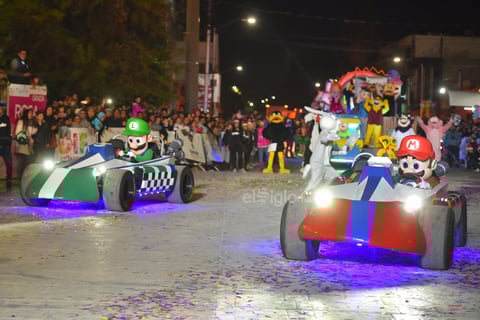 Botargas de personajes animados acompañaron a Santa Claus durante el recorrido 