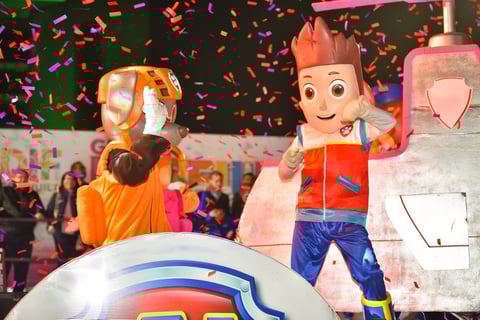 Botargas de personajes animados acompañaron a Santa Claus durante el recorrido 