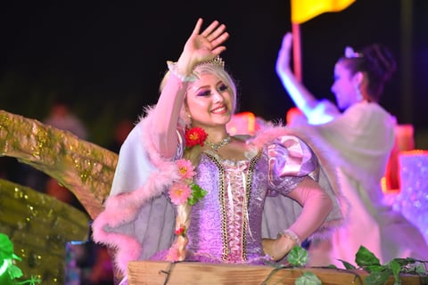 Botargas de personajes animados acompañaron a Santa Claus durante el recorrido 
