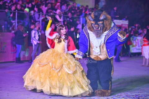 Botargas de personajes animados acompañaron a Santa Claus durante el recorrido 