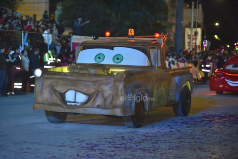 Botargas de personajes animados acompañaron a Santa Claus durante el recorrido 