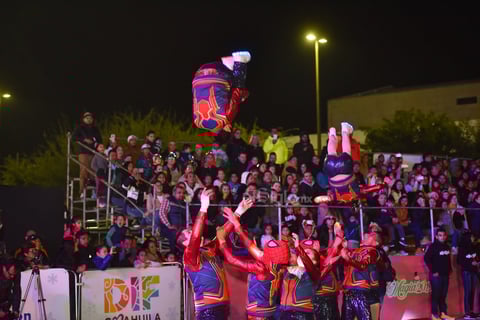 Botargas de personajes animados acompañaron a Santa Claus durante el recorrido 