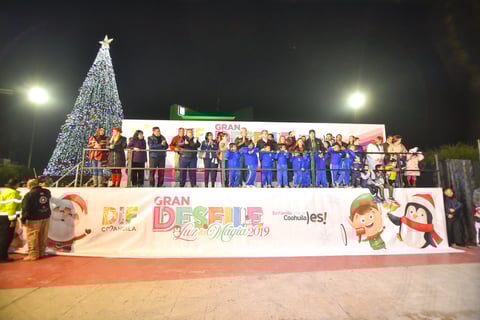 Botargas de personajes animados acompañaron a Santa Claus durante el recorrido 