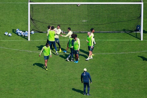 Las Águilas del America entrenan en el Estadio Azteca con aficionados