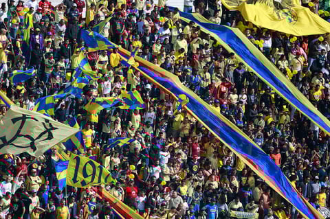 Las Águilas del America entrenan en el Estadio Azteca con aficionados