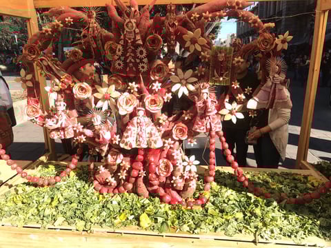 En la edición 122, los artesanos colmaron de color, alegría y talento el Zócalo de Oaxaca de Juárez con figuras de animales, seres humanos, imágenes sagradas, así como representaciones de tradiciones oaxaqueñas.