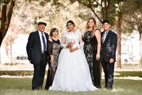 22122019 Michelle Canales Burciaga celebró sus XV en compañía de su mamá, Ángeles Burciaga Gutiérrez; su hermano, Luis Ángel Canales Burciaga; y sus abuelitos, Ing. Juan Burciaga López y Profra. Rosario Gutiérrez de Burciaga.