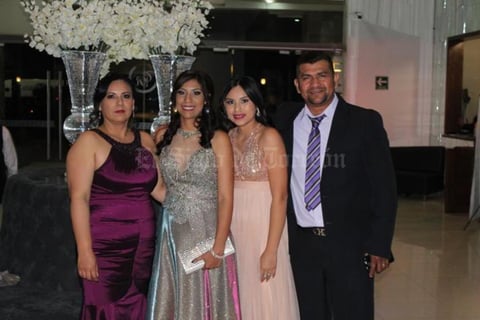 24122019 FINALIZA SUS ESTUDIOS UNIVERSITARIOS.  Irma Elena Vázquez L., se graduó de RH. Su papá, Javier Vázquez S.;  su mamá, María Eugenia López C.; y su hermana, Ana Karen Vázquez L., estuvieron con ella en tan importante acontecimiento.
