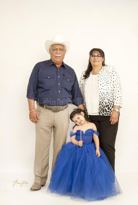 22122019 Regina Idalid Muñoz en compañía de sus abuelitos, Hipólito Muñoz Alderete y Rosy Martínez de Muñoz.