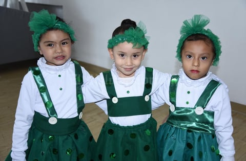 24122019 PARTICIPAN EN FESTIVAL.  Mía Victoria, Aria Regina y Andrea.