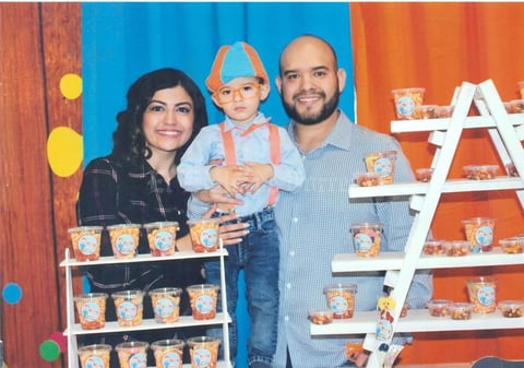 22122019 Mauricio en compañía de sus papas, Rubén Lara Escalera y Ana Victoria Ruiz de Lara.