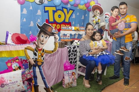 22122019 Regina con sus papas, Rosa Idalid Muñoz Martínez y Eduardo Murillo Ramírez.