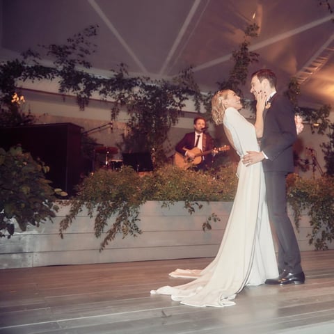Hace unas semanas la actriz Hilary Duff contrajo matrimonio con el músico, cantante y compositor Matthew Koma, y desde entonces los detalles de su boda han sido un misterio pues decidieron hacer la ceremonia de bajo perfil.