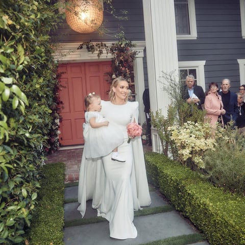 En una de las fotografías que también compartió aparece su hija Banks Violet Bair, quien lució también un vestido blanco y un lindo peinado. 'La pequeña niña lloró hasta que abrimos la puerta principal y supo que estábamos caminando hacia su papá y su 'bruvvah', como se les llama a los hermanos.