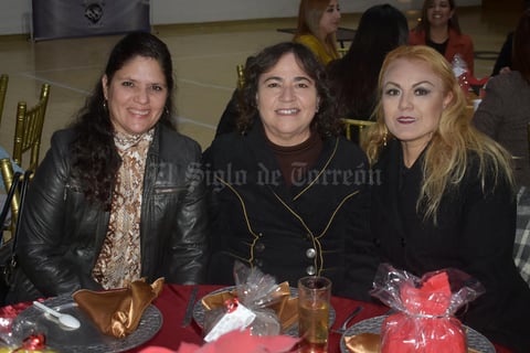 28122019 ENTRE AMIGAS.  Alicia, Jovita y Egla.