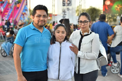 28122019 LA PASAN GENIAL.  Genaro, Regina y María.