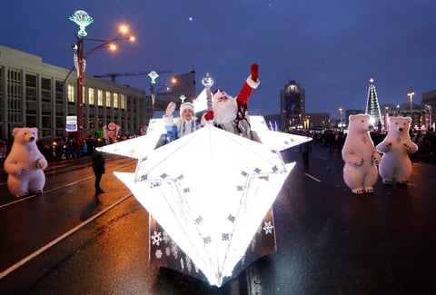 Desfile de Año Nuevo en el centro de Minsk, Bielorrusia.
