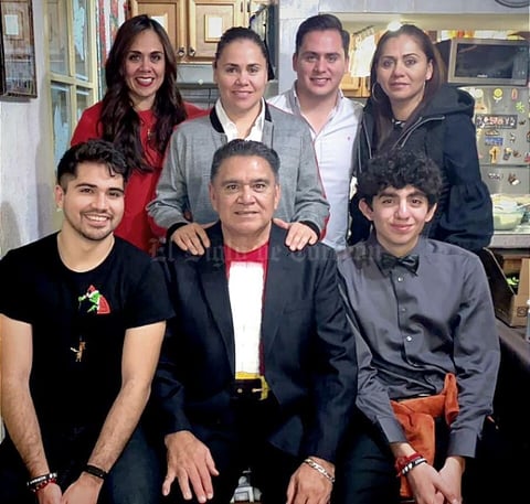 29122019 CENA NAVIDEñA.  Miguel Gómez Ch. en compañía de sus hijos, Rocío, Jessy, Sandy, Miguel; y sus nietos Eduardo y Santiago.