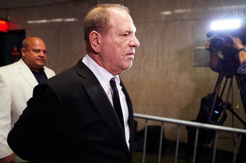 2017

Harvey Weinstein, productor de cine, fue acusado de abuso sexual por actrices como Uma Thurman, Angelina Jolie, Gwyneth Paltrow y Salma Hayek, quienes son parte de las más de 80 mujeres que denunciaron a Weinstein. Estas demandas ayudaron a que el movimiento #MeToo cobrara fuerza en Estados Unidos.