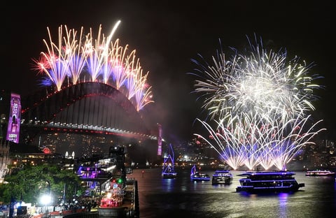 Miles de personas celebran al Año Nuevo.