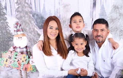 01012020 FELICES FIESTAS.  Familia Muñoz Mercado en una fotografía de estudio con motivo de las fiestas decembrinas.