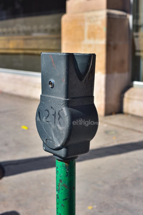 Son ‘fierros’. Sin el mínimo manteniente, así se encuentran decenas de parquímetros, pese a que se encuentran en vialidades principales. Los principales responsables son los automovilistas que les causan daños con sus vehículos.