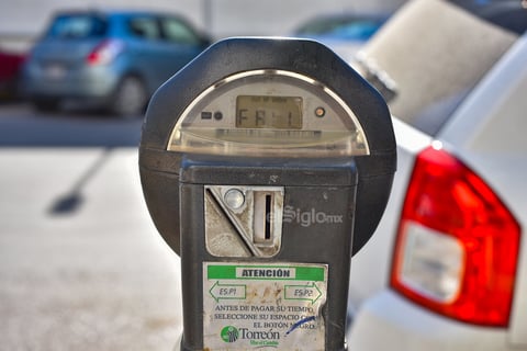 Viejos. Con gran deterioro, es el estado en que se encuentran una gran cantidad de parquímetros ubicados en las vialidades principales. En varios sectores, los ‘viene, viene’ sugieren a los automovilistas no ponerles monedas y mejor ellos brindan el servicio de cuidador de los propietarios.
