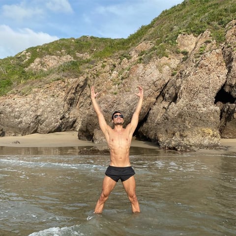 Cuál frío. En una playa recibió Carlos Rivera el año nuevo.