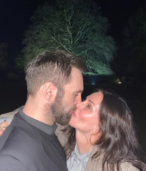 El amor. Couerteney Cox apareció en Instagram besando a su nueva pareja.