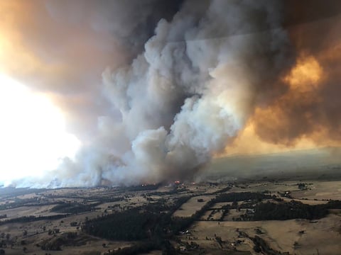 Más de 200 fuegos seguían activos y las alertas de peligro extremo continúan