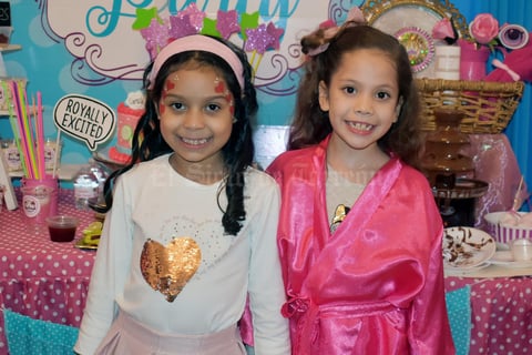 03012020 SE DIVIERTEN EN PIñATA.  Camila y Nicole.