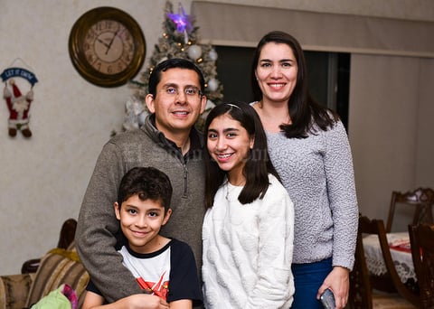 02012020 Fernando Rangel y Ángela Alvarez con sus hijos Angela y Moisés Rangel.
