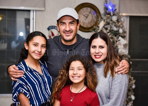02012020 Víctor Estrada y América Rangel con sus hijos Natalia y Victoria.