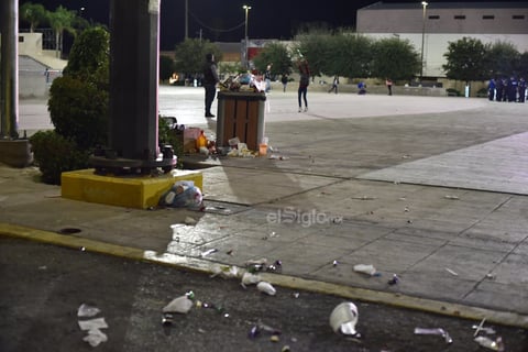La apariencia de la Plaza Mayor, un espacio para las familias laguneras, luce mal cada vez que se deja regada la basura en la explanada.