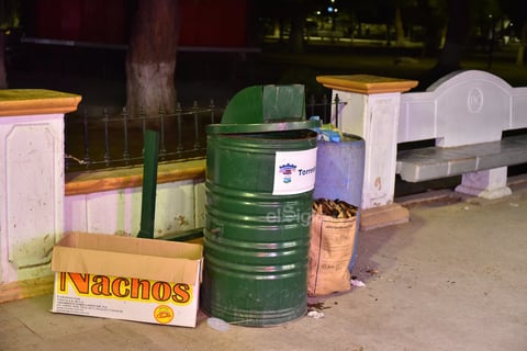 Alrededor de este paseo público en la ciudad, los comerciantes tiran sus cajas de los productos que venden al lado de los botes de basura. Esta práctica se aumenta durante los fines de semana, donde hay más movimiento.