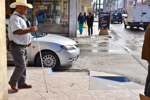 Las personas que dejan sus automóviles estacionados no revisan que no obstaculicen las rampas para los discapacitados.