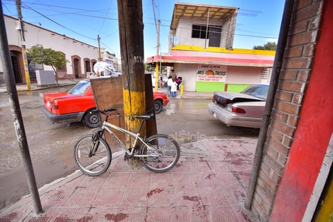 Bicicletas o anuncios atados a los postes de algunas esquinas imposibilitan a personas en andadores o sillas de ruedas subir por la rampa correspondiente.