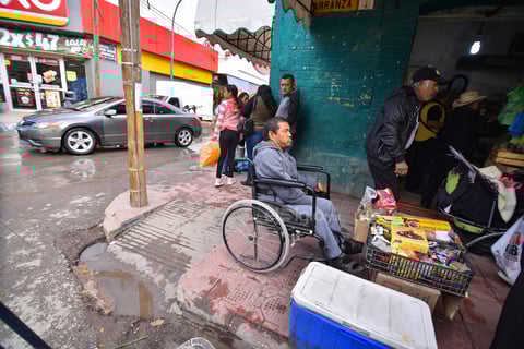 La gente con distintas limitantes físicas se encuentran con diferentes dificultades para seguir su paso, pues se topan con banquetas reducidas y con vendedores ambulantes que ocupan gran espacio.