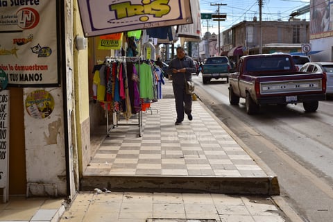 Pese a que representan un reto para las personas de la tercera edad y un obstáculo para personas en silla de ruedas, hay aceras elevadas.